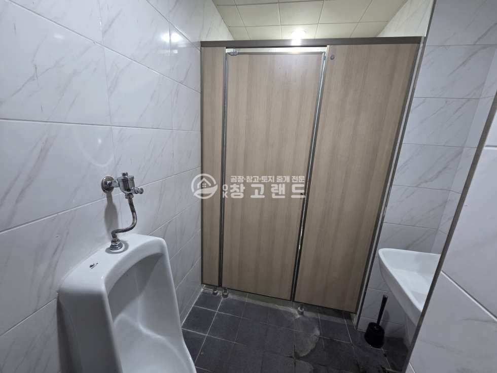 경기 고양일산동구 설문동 1동 면적200평,전시판매장,식품공장추천,하수직관연결,내부인테리어,시스템냉난방기,내부사무실,화장실4 월세 매물번호 11194 사진 8